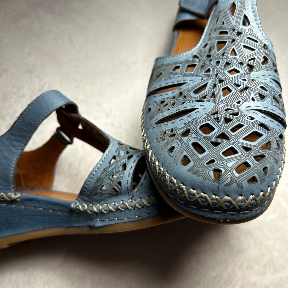 Spring Step IRIN Blue Leather Etched Design T-Strap Sandals with 2” Heel Size 9 - Picture 8 of 12